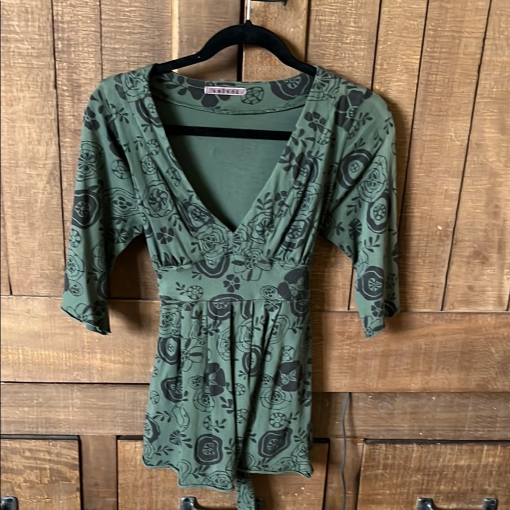 Velvet brand Green Floral V-Neck top 100% cotton